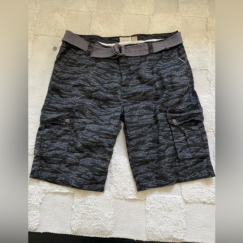 Imperious Men's Black Camouflage Cargo Shorts size 42